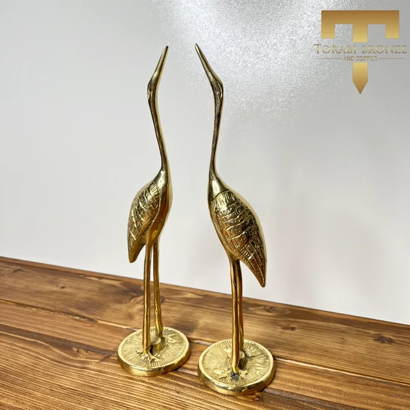 مجسمه جفتی لک لک روی پایه گرد