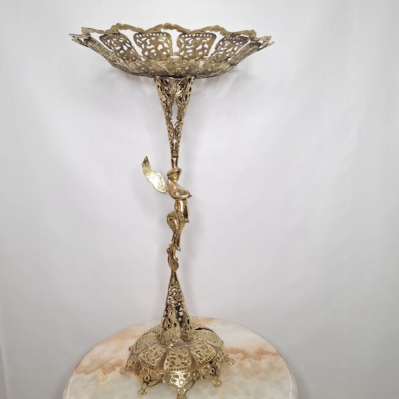 میوه خوری کنار سالنی برنجی فرشته