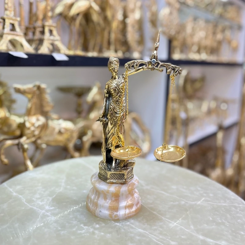 مجسمه بانوی عدالت